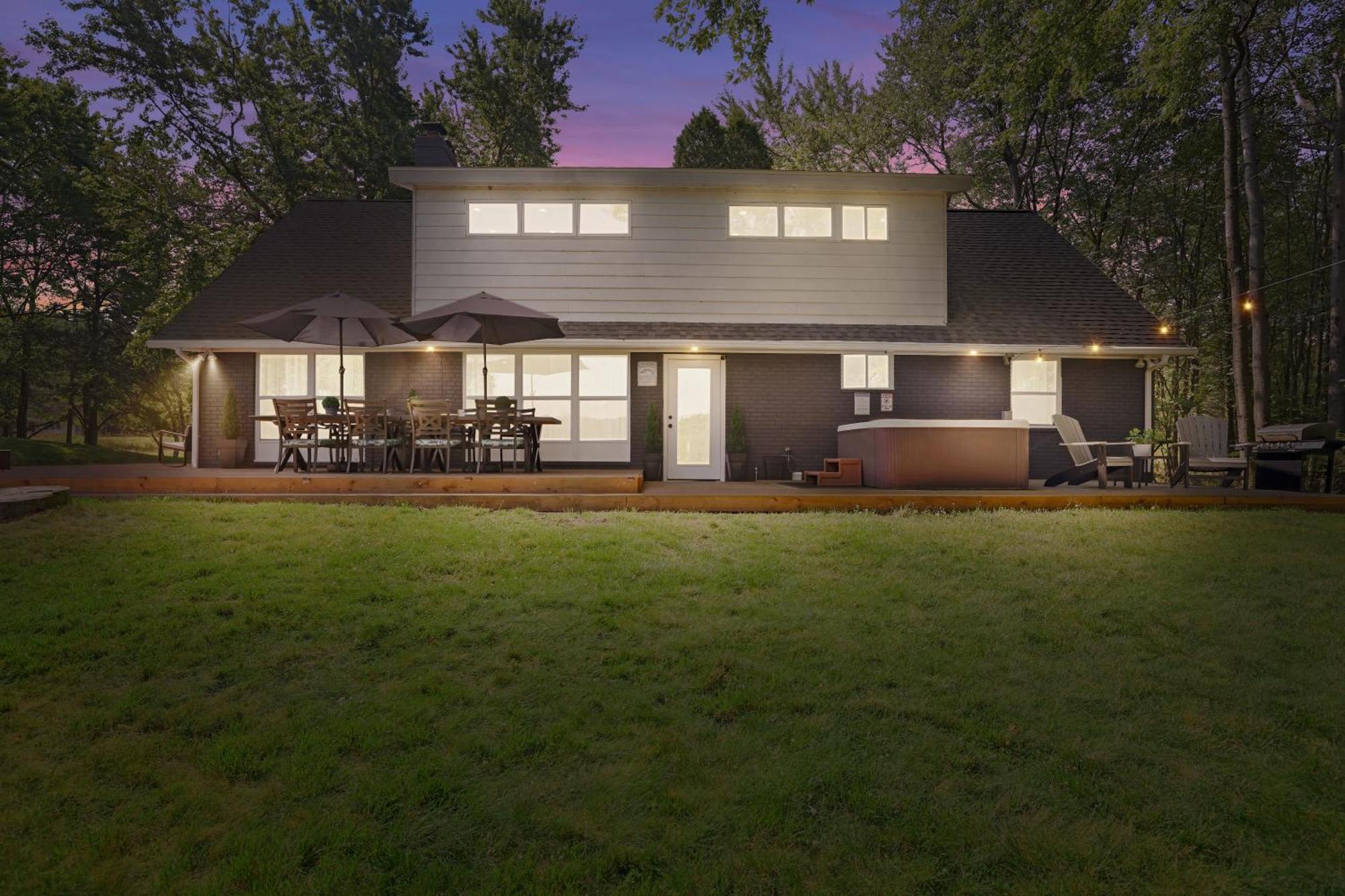 Poconos Brand New Lakefront Oasis 1 Acre, Hottub Gameroom Firepits Talk About Privacy Albrightsville Екстер'єр фото