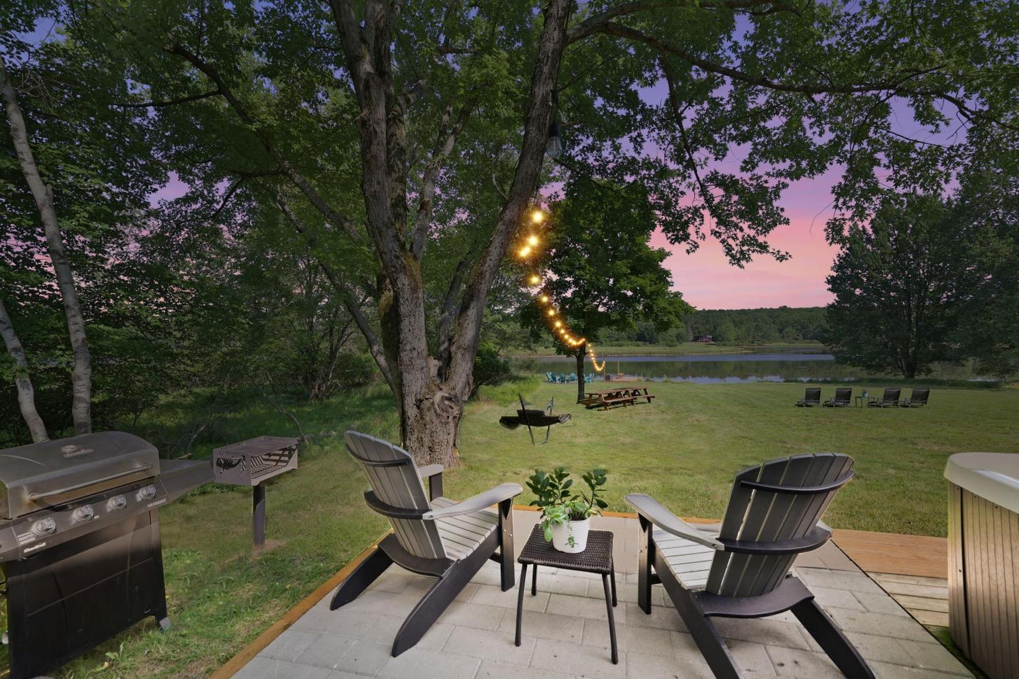 Poconos Brand New Lakefront Oasis 1 Acre, Hottub Gameroom Firepits Talk About Privacy Albrightsville Екстер'єр фото