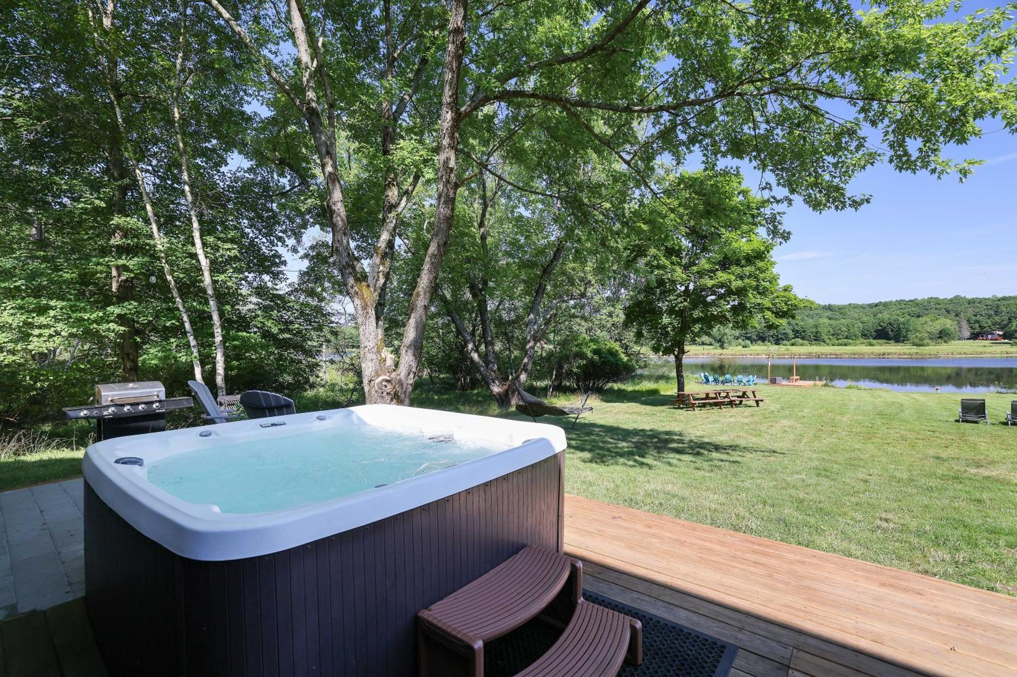Poconos Brand New Lakefront Oasis 1 Acre, Hottub Gameroom Firepits Talk About Privacy Albrightsville Екстер'єр фото